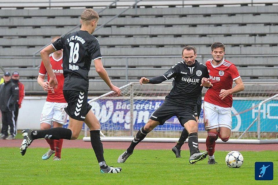 Der FC Sturm Hauzenberg (in rot) möchte beim 1. FC Passau drei Punkte holen 