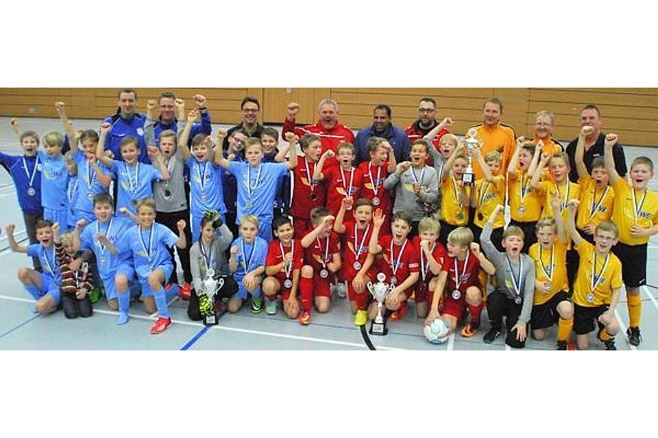 Die E-Junioren-Fußballer der Vereine Rot-Weiß Damme (in Rot,  erster Platz), SV Bokeloh (in Blau, zweiter Rang) und VfL Markhausen (in Gelb, dritter Platz) haben sich bei der EWE-Wintercup-Vorrunde in Cloppenburg für die Endrunde qualifiziert. Der Bundesliga-Torschützenkönig von 2004, Ailton (Mitte), überreichte die Pokale. EWE