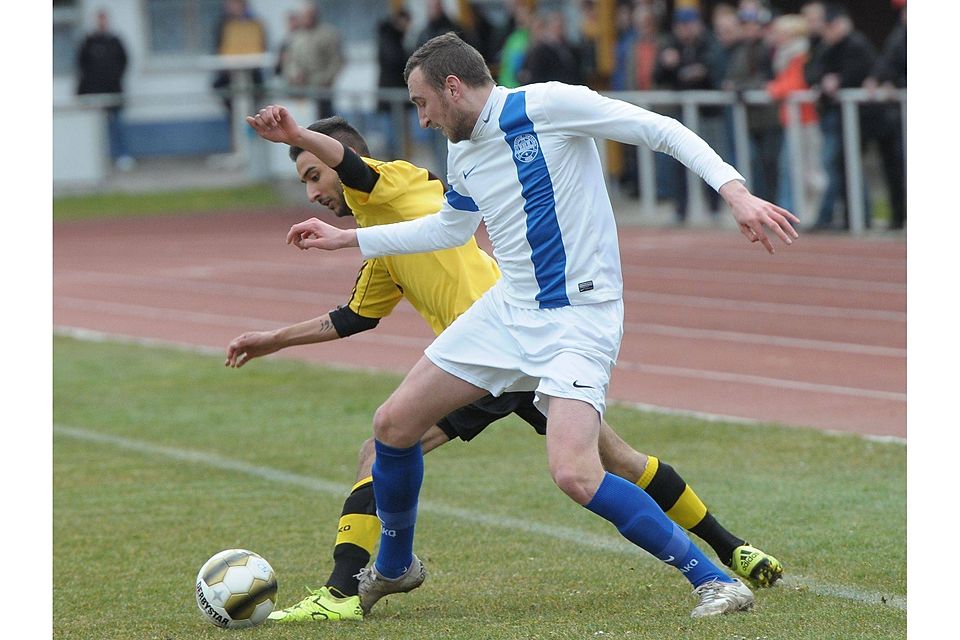 Maximilian Heck erzielt den einzigen Treffer für Nidda gestern Abend in Marköbel.	Foto: Schepp