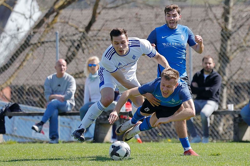 Fußball Saison 2024/25 Bezirksliga ASV Habach gegen FC Deisenhofen II am 5. April 2025 Habachs Felix Habersetzer geht zu Boden