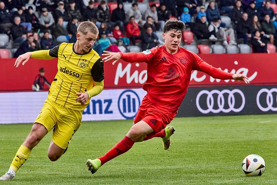 Felipe Chávez (re.) verlängert beim FC Bayern München. Hier im Einsatz bei der U19 im Viertelfinale der deutsche Meisterschaft der A-Junioren Nachwuchsliga.