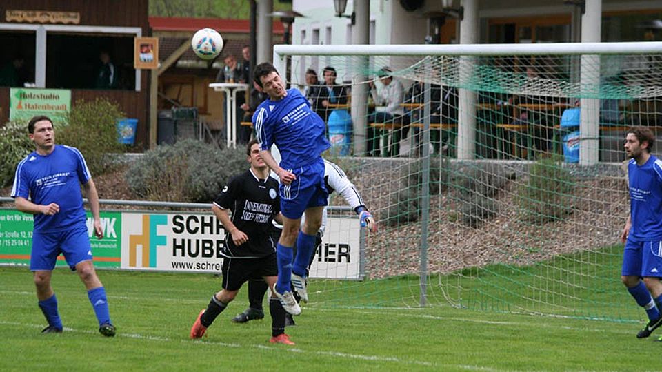 Der 1. FC Rieden (in Blau) landete mit 10:0 den höchsten Sieg des Spieltages. &lt;b&gt;F: Richard Weigert&lt;/b&gt;