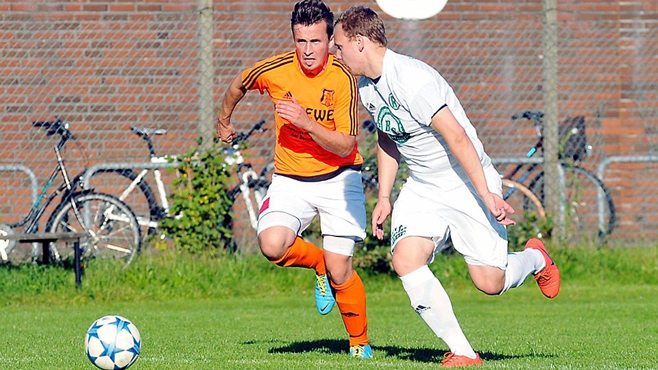 Für Christoph Petersen (links) und seinen ESV ist der Kreispokalwettbewerb nach dem 1:3 beim RTSV bereits beendet.hobke