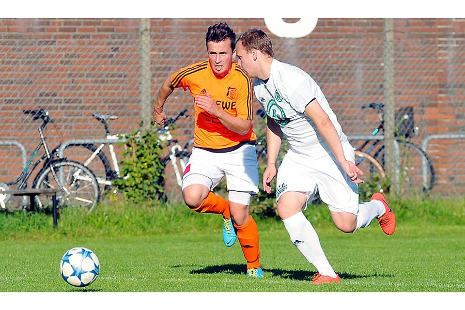 Für Christoph Petersen (links) und seinen ESV ist der Kreispokalwettbewerb nach dem 1:3 beim RTSV bereits beendet.hobke