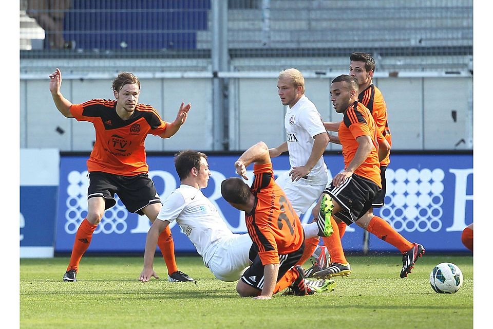 Ordentlich zur Sache ging es beim Hinspiel in der Brita-Arena. Archivfoto: Vigneron Ordentlich zur Sache ging es beim Hinspiel in der Brita-Arena. Archivfoto: Vigneron