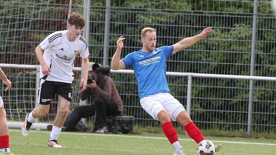 Tobias Zuth (TSB Flensburg) am Ball vor Kjell Schröder (TSV Kronshagen).