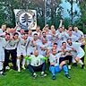 Das Meisterteam des FC Tannheim bejubelt den Titel in der Kreisliga A, Staffel II, und so auch den Aufstieg. 
