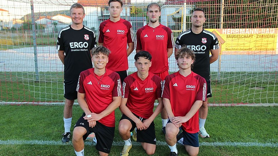 Fünf neue Gesichter fürs Kreisligateam des TSV Dietfurt: Stehend von links: Trainer Matthias Pfeifer, Constantin Klein, Bastian Hammerl und spielender Co-Trainer Christian Geß; kniend von links: Joseph Strobl, Jakob Benz und Andreas Weigl.