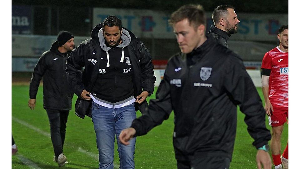 Es läuft nicht bei der Wormatia: Cheftrainer Anouar Ddaou (in Jeans) und seine „Cos“ Björn Weisenborn (vorne) und Stefano Maier (rechts dahinter) stecken mit der Wormser Mannschaft in einer Krise.	Foto: Christine Dirigo/pakalski-press