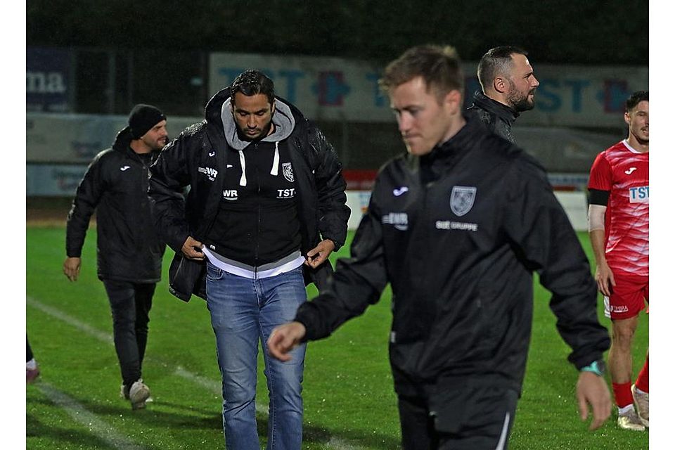 Es läuft nicht bei der Wormatia: Cheftrainer Anouar Ddaou (in Jeans) und seine „Cos“ Björn Weisenborn (vorne) und Stefano Maier (rechts dahinter) stecken mit der Wormser Mannschaft in einer Krise. Foto: Christine Dirigo/pakalski-press Es läuft nicht bei der Wormatia: Cheftrainer Anouar Ddaou (in Jeans) und seine „Cos“ Björn Weisenborn (vorne) und Stefano Maier (rechts dahinter) stecken mit der Wormser Mannschaft in einer Krise. Foto: Christine Dirigo/pakalski-press