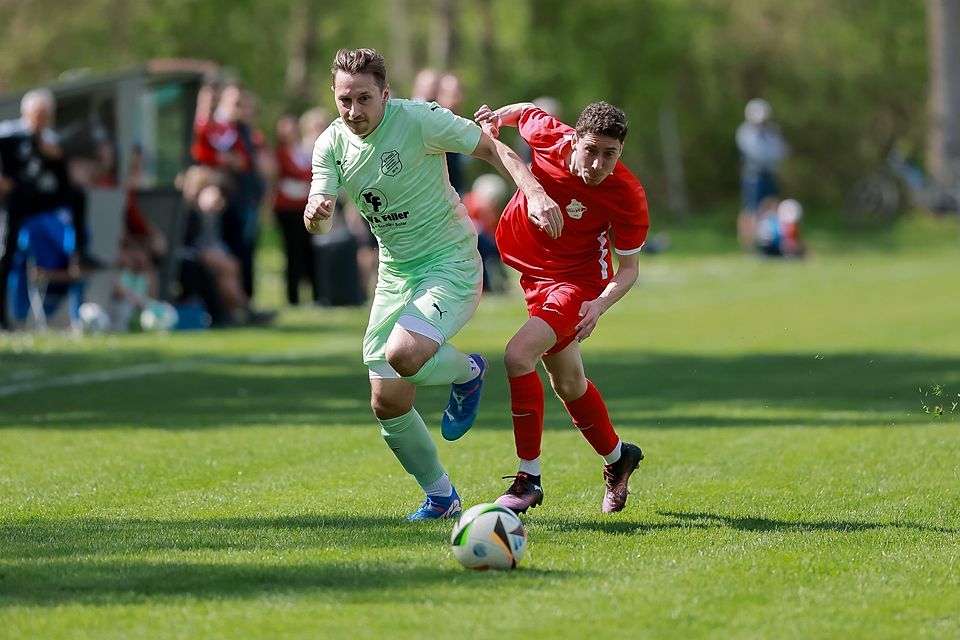 Packender Zweikampf: Joshofens Jonas Zeller (links) und Niklas Precht vom FC Rennertshofen.