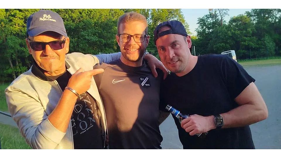 Der SV Kölschhausen feiert die Meisterschaft in der Fußball-B-Liga, unter anderem tun dies (v.l.) Trainer Antonio Noriega, der Erste Vorsitzende Dominic Petry und Torhüter Markus Volk. © Antonio Noriega