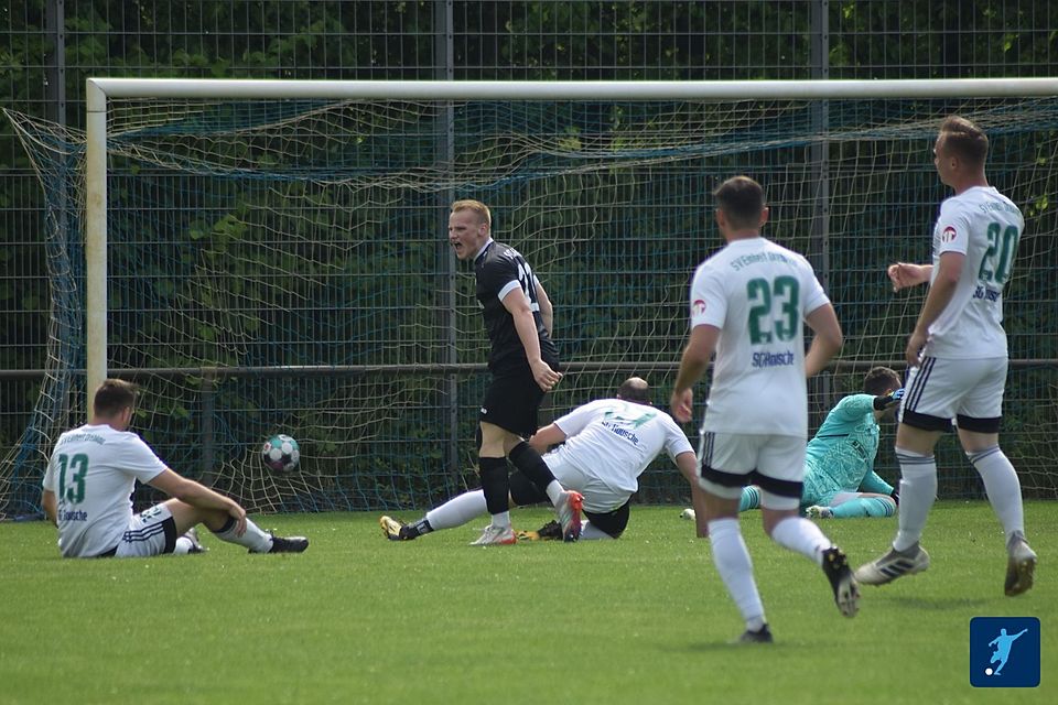 Burgs Lucas Schulz (m.) avancierte im Spitzenspiel mit drei Treffern zum "Man of the Match".