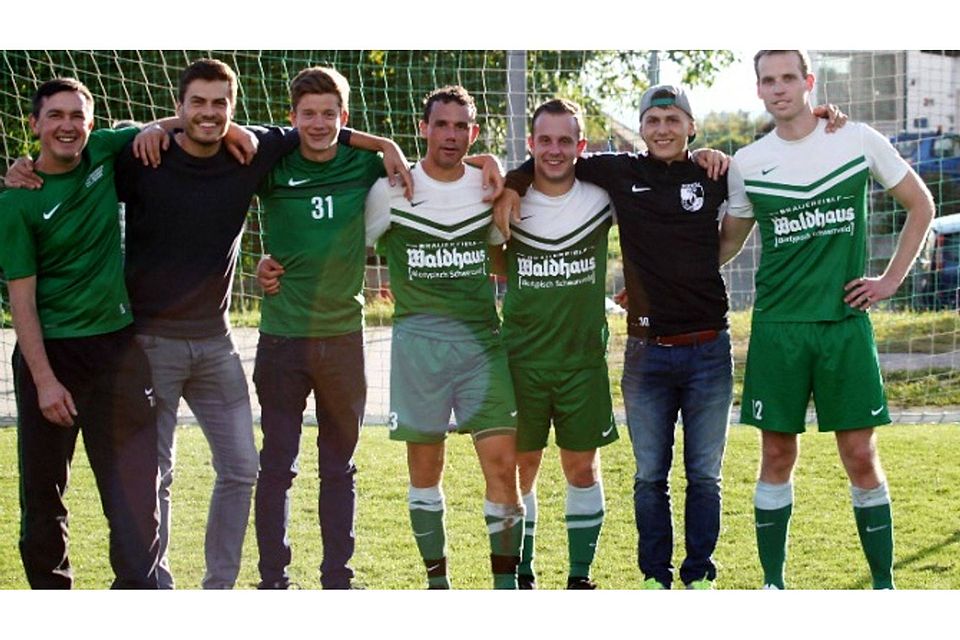 Trainer Thomas Schäfer (links) mit sechs seiner sieben Bächles: Andreas („Bus“), Julian, Thomas, Dominik, Robin und Andreas („Backe“) | Foto: Lukas Karrer