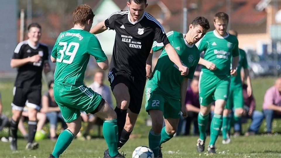 Hofkirchens Topstürmer Tobias Ebner (Mitte) verlässt den Verein F: Hönl