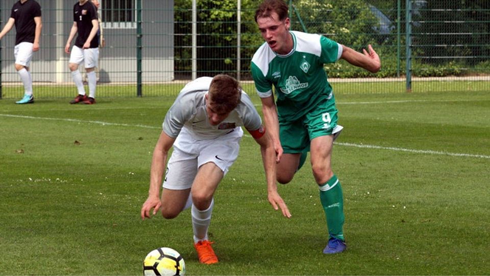 Die U16-Kicker des SV Werder Bremen – hier mit Noah Koch im Duell mit A/O/Heeslingens Abwehrchef Jonah Harms – rangen den JFV zu Boden.