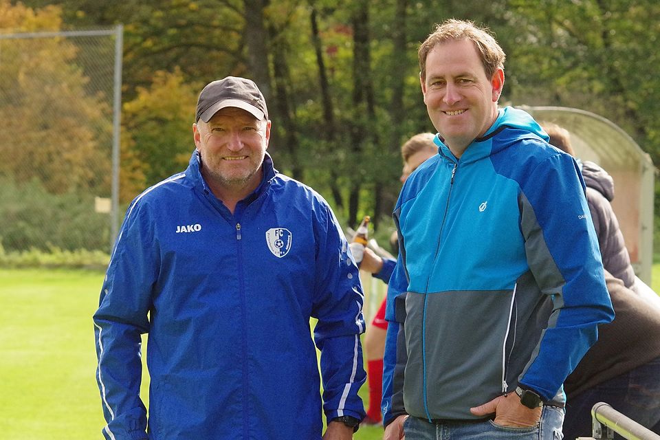 Das Trainerduo Jürgen Schneider (l.) und Robert Huber wollen sich beim FC Pielenhofen-Adlersberg mit dem Aufstieg in die Bezirksliga verabschieden.
