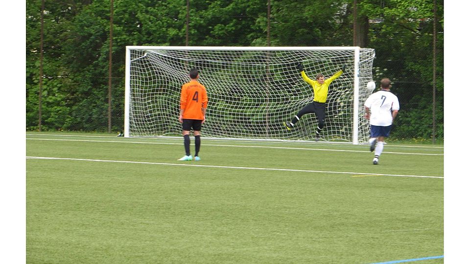 Es hat eingeschlagen. Ein Freistoß von Basara-Knipser Takuya Hidaka (nicht im Bild) segelte direkt ins Orient-Netz. Es war das 1:0 für die Japaner. Foto: Marth