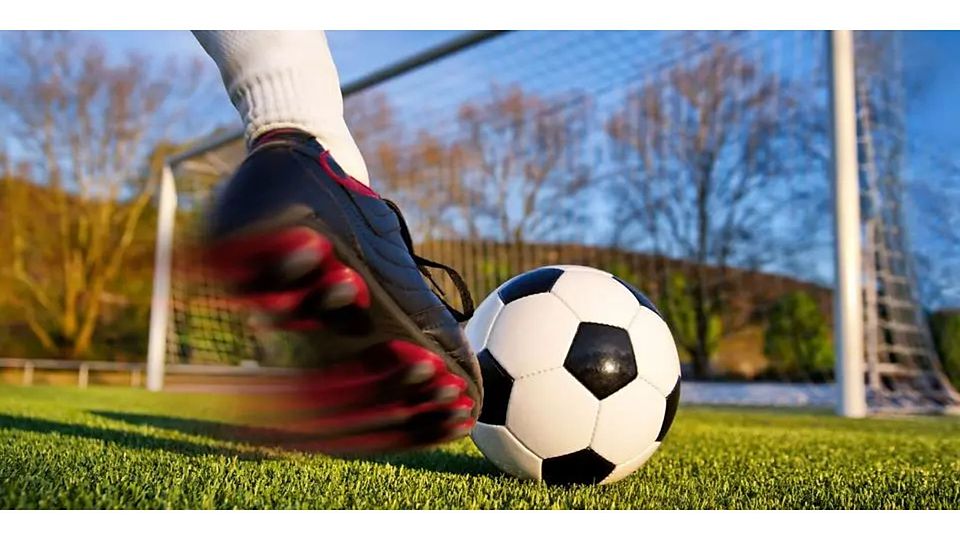 Es bewegt sich ein bisschen was an der Tabellenspitze der Fußball-Gruppenliga Gießen/Marburg. Während der Primus SV Bauerbach Federn lässt, gibt sich die SG Kinzenbach beim FSV Schröck keine Blöße. (Symbolfoto) © Smileus - stock.adobe