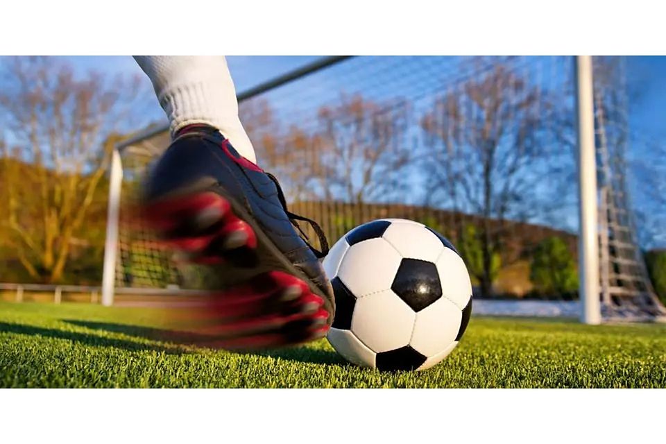 Es bewegt sich ein bisschen was an der Tabellenspitze der Fußball-Gruppenliga Gießen/Marburg. Während der Primus SV Bauerbach Federn lässt, gibt sich die SG Kinzenbach beim FSV Schröck keine Blöße. (Symbolfoto) © Smileus - stock.adobe