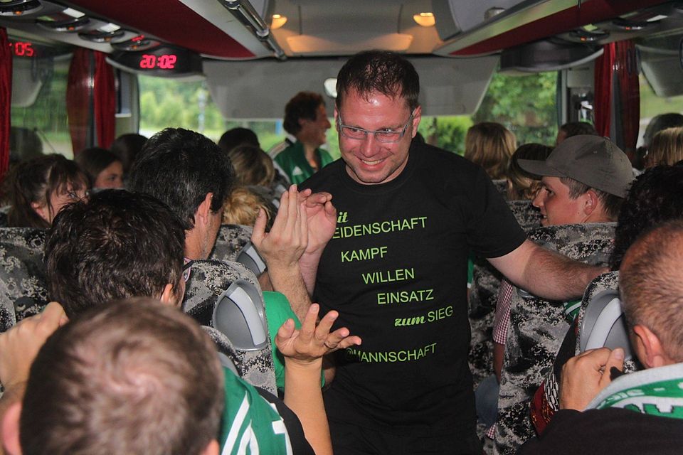 Unser Bild zeigt Danel Bauer nach dem entscheidenden Relegationssieg gegen Wassermungenau im Bus bei den mitgereisten Fans. F: Dengler