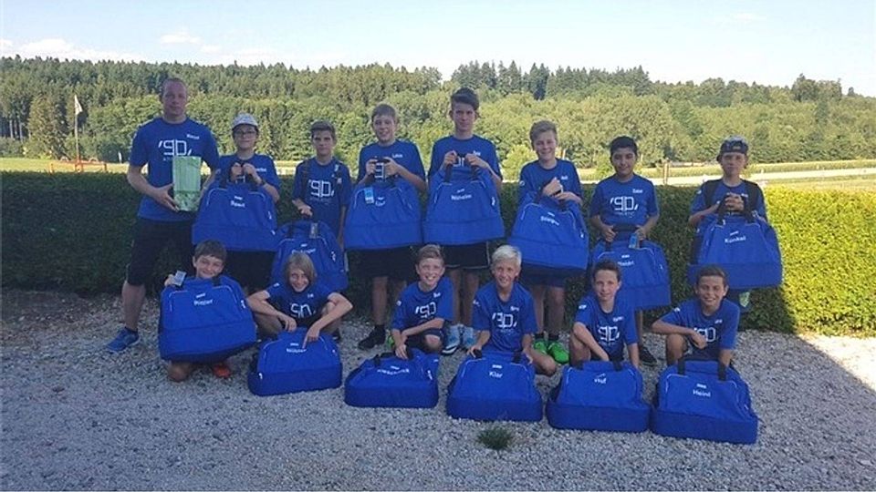 Mit einem Mannschaftsfoto und einer Sporttasche wurden die in die C-Junioren aufsteigenden D-Junioren verabschiedet.  Foto: JFG Oberpfälzer Seenland