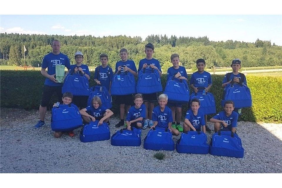 Mit einem Mannschaftsfoto und einer Sporttasche wurden die in die C-Junioren aufsteigenden D-Junioren verabschiedet.  Foto: JFG Oberpfälzer Seenland