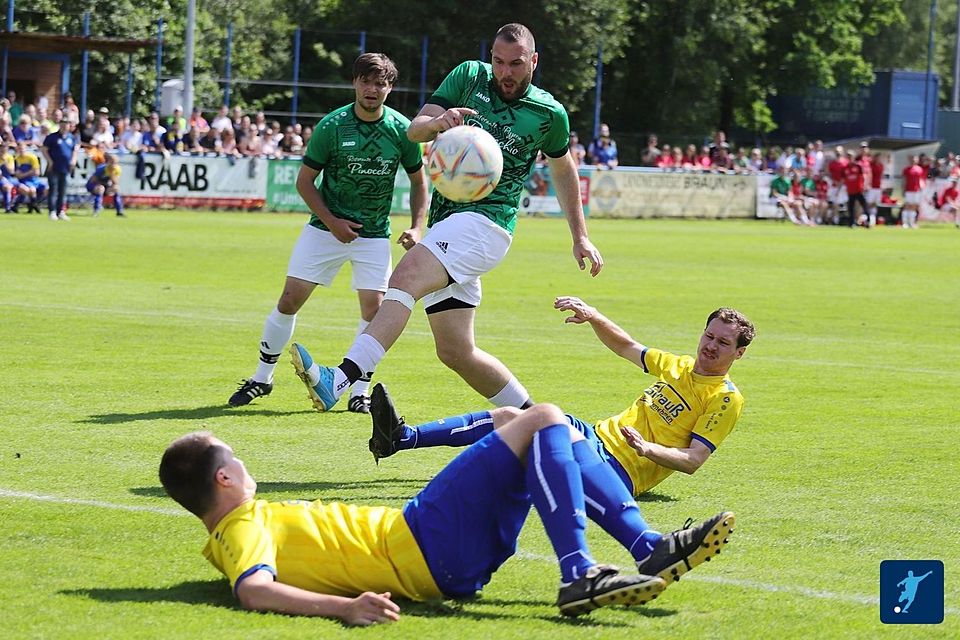 Auf Platz 2 in der A-Klasse Süd überwinternd, stehen für die SG Paulsdorf/Freudenberg III (in Grün-Weiß) die Chancen gut, das sofortige Comeback in der Kreisklasse zu schaffen.