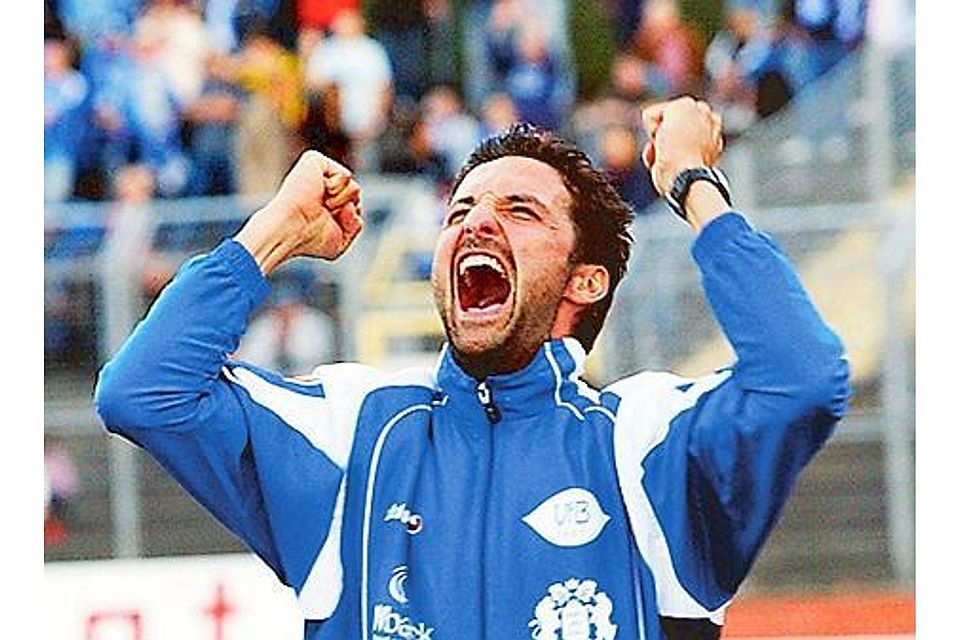 So emotional haben ihn viele in Erinnerung: Joe Zinnbauer bejubelt 2006 einen Sieg über Kickers Emden im Marschwegstadion. Archiv
