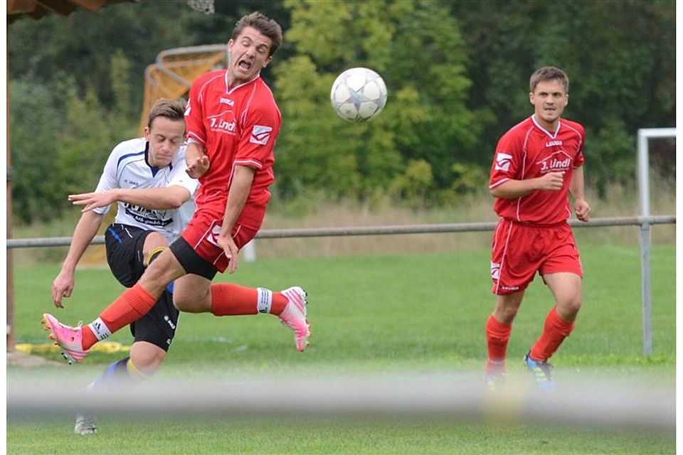 Der SV Töging (in rot gegen Viehhausen) will sich nach dem erneuten Abstieg nun oben in der KK3 einordnen. F: Tobias Schmidbauer