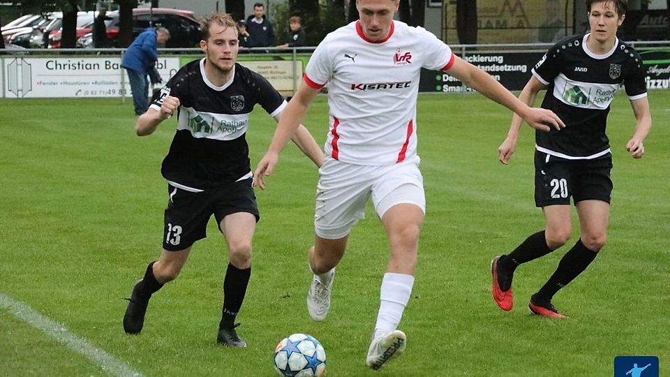 Die Meitinger Emanuel Zach (links) und Andreas Hummel (rechts) konnten Jettingens Stürmer Benedikt Ost auf dem Weg zum 0:2 nicht stoppen.