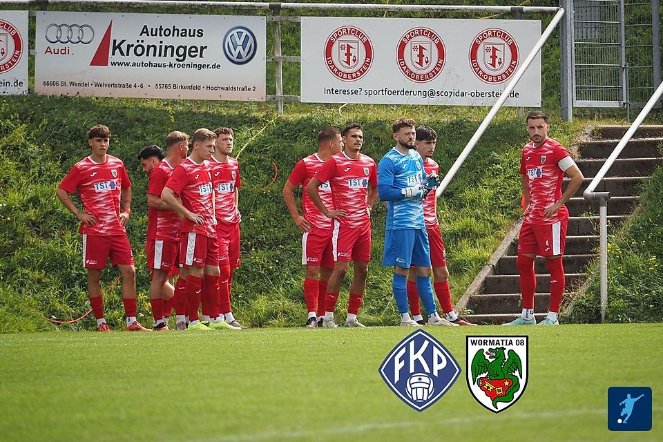 Die Wormatia-Spieler, hier vor der Begegnung beim SC Idar-Oberstein, müssen sich gedulden bis sie beim FK Pirmasens auflaufen können. Die Begegnung wurde kurzfristig abgesagt. Die Wormatia-Spieler, hier vor der Begegnung beim SC Idar-Oberstein, müssen sich gedulden bis sie beim FK Pirmasens auflaufen können. Die Begegnung wurde kurzfristig abgesagt.