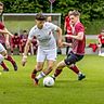 Lange Zeit auf Augenhöhe: das Derby zwischen dem FC Real Kreuth (weiß) und dem SV Miesbach. Schlussendlich machten die Miesbacher Einwechselspieler den Unterschied.