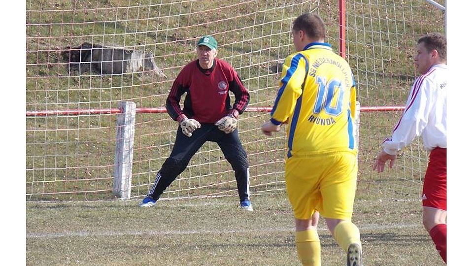 F: Friedrich Wiegel Hat den Ball im Blick: Riebelsdorfs Torhüter Karlo Seck sprang ein, weil SC-Keeper Heiko Scheidhauer nicht konnte. Seine beiden Söhne sind beim 1. FC Schwalmstadt in der He
