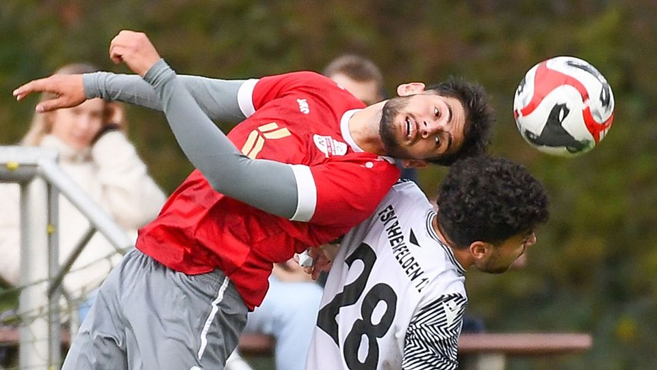 Yunus Kilic vom FC Wallbach (links) hält seinen Kopf hin und gewinnt den Zweikampf gegen Muhammad Al Shaer (Rheinfelden II). | Foto: Gerd Gründl