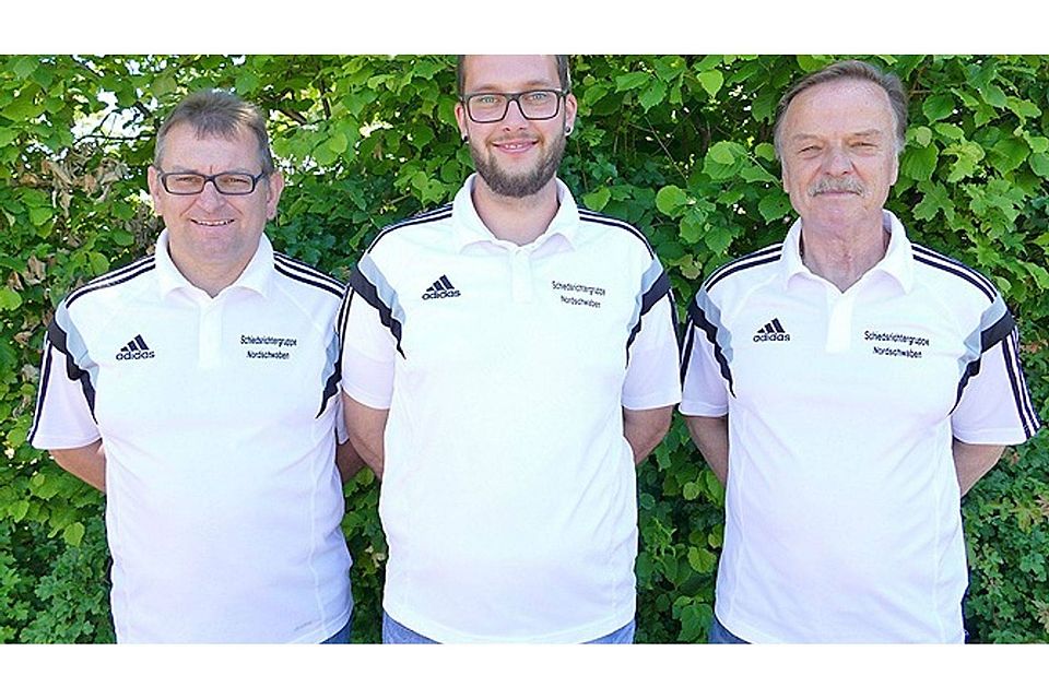 Tobias Heuberger (Mitte) mit dem nordschwäbischen Schiedsrichter-Obmann Wolfgang Beck (links) und dessen Stellvertreter Hans Breuer.  Foto: David Fischer