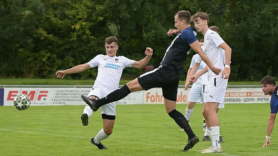 Patrick Mathes (dunkles Trikot) trifft in dieser Szene zum 2:0 für den VfB Bach. Zu einem Heimsieg reichte es am Ende aber nicht gegen Schwarzhofen.