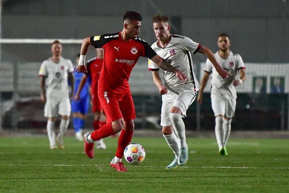 Traf zum 2:1 für RW Walldorf: Mahdi Mehnatgir (vorne), hier neben Friedbergs Patrick Schorr.	