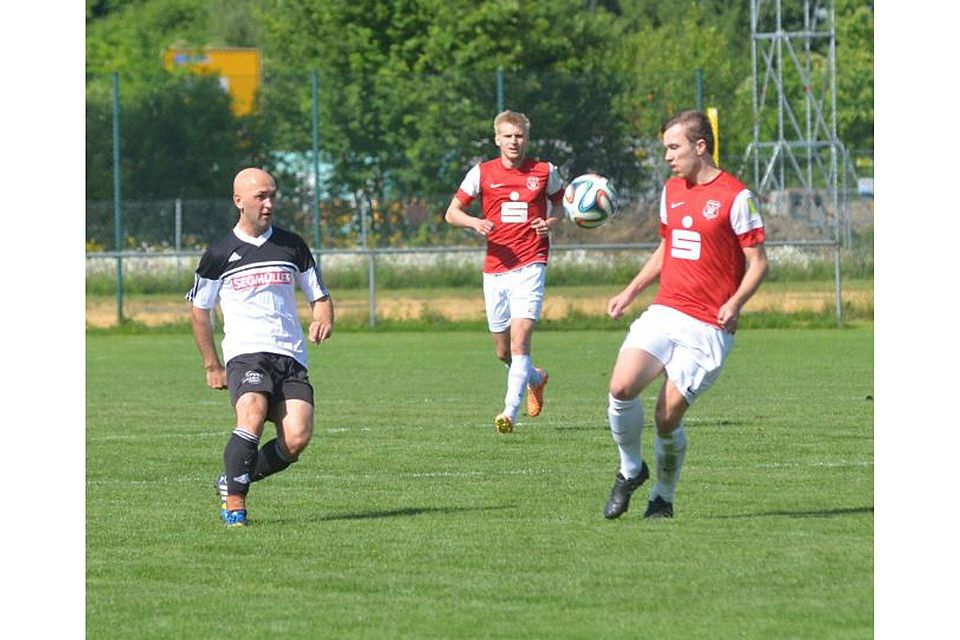 Bujar Bytyqi (links) ist der einzige derzeit noch verbliebene Spieler des Landesligakaders des TSV Friedberg. Er soll helfen, mit vielen jungen Talenten ein neues Team aufzubauen.  F.: Peter Kleist