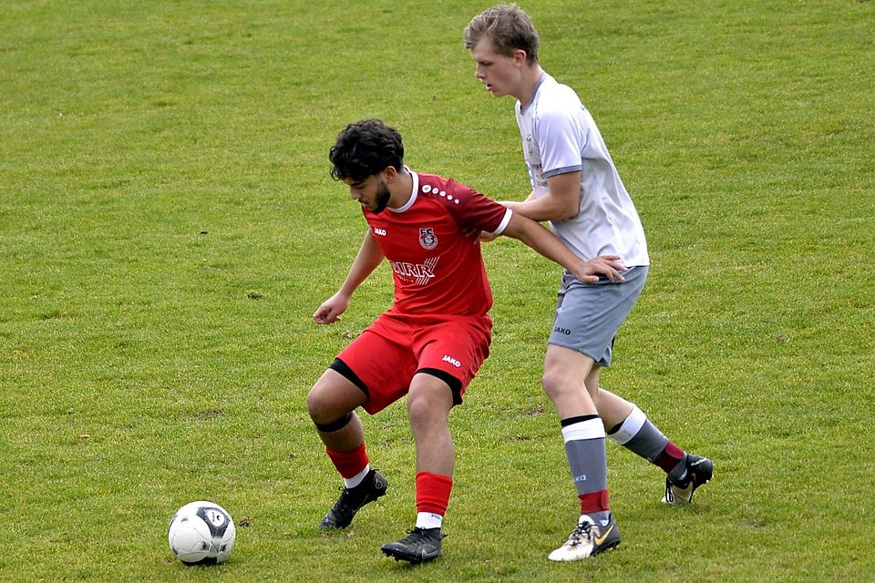 Der FC Königsbrunn (rote Trikots) siegte im Kellerderby gegen die SpVgg Langerringen. Der FC Königsbrunn (rote Trikots) siegte im Kellerderby gegen die SpVgg Langerringen.