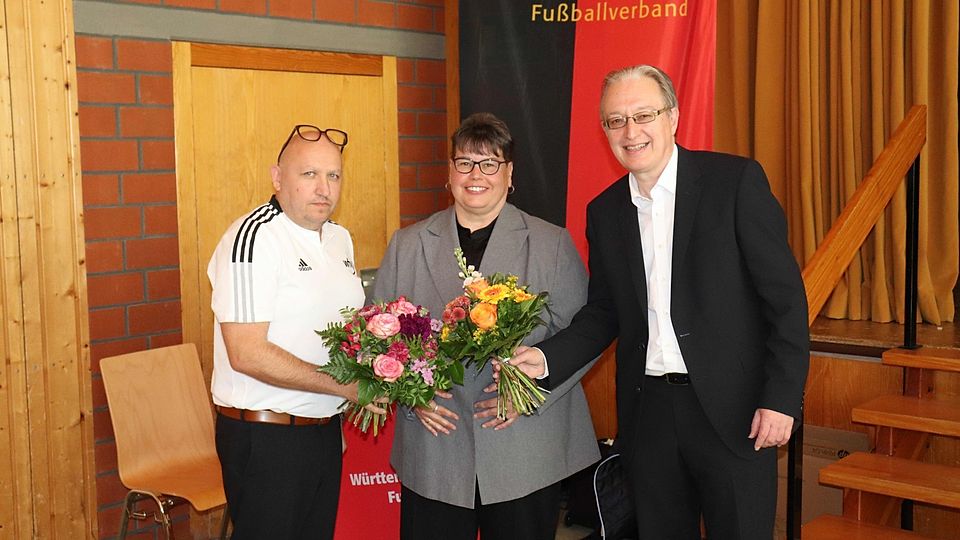 Marcus Kiekbusch (li., Bezirksvorsitzender Schwarzwald) und Wolfgang Haug (re., Bezirksvorsitzender Zollern) mit der neugewählten Bezirksjugendleiterin Petra Link.