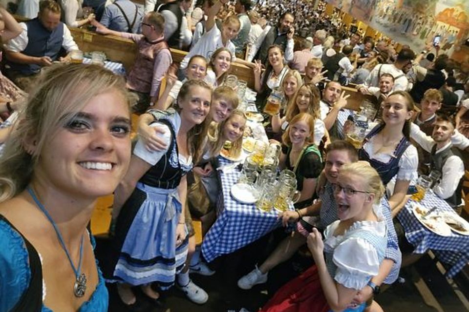 Die Frauenmannschaften feiern also auch auf der Wiesn: Der FC Stern München macht es vor. 