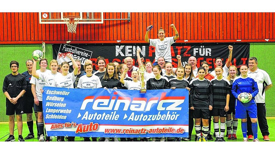 Die Damen des TuS Jüngersdorf Stütgerloch (Helles Trikot) freuten sich über ihren Pokalerfolg, Borussia Derichsweiler (im dunklen Trikot) war ein würdiger Finalgegner. Foto: Król