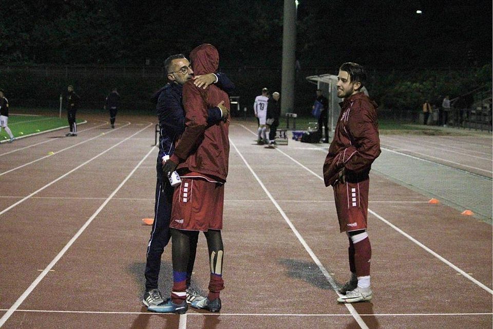 Fortuna-Trainer Thomas Stratos umarmt Mike Owusu, Torschütze Hamza Salman (r.) ist ebenfalls zufrieden. Fotos: Fortuna, Bopp