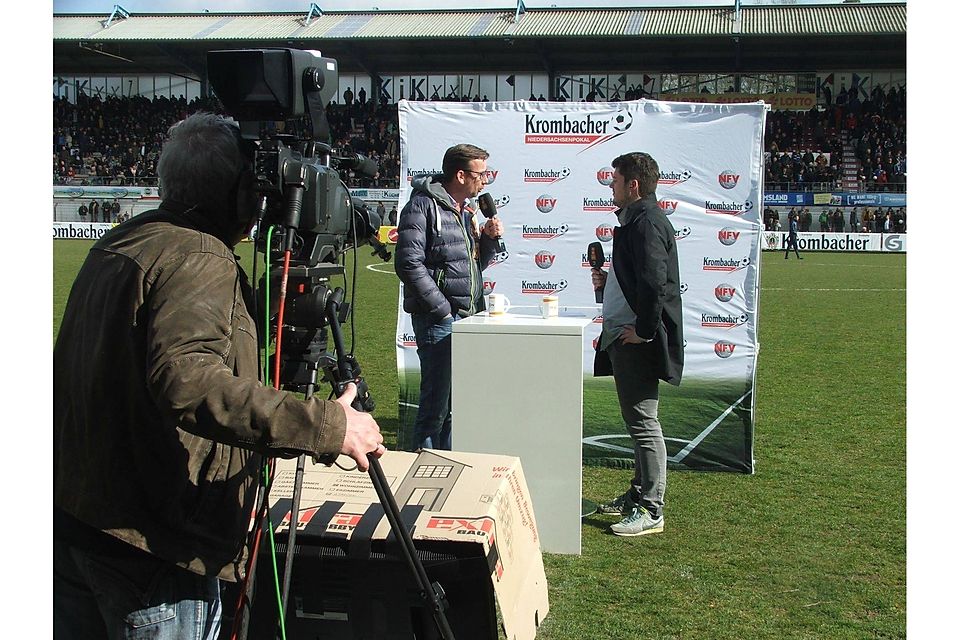 Beim Pokalhalbfinale gegen Lüneburg interviewte Andi Müller (rechts) von ev1.tv Meppens Vorstandssprecher Andreas Kremer.  Foto: Heiner Harnack
