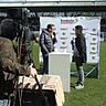 Beim Pokalhalbfinale gegen Lüneburg interviewte Andi Müller (rechts) von ev1.tv Meppens Vorstandssprecher Andreas Kremer.  Foto: Heiner Harnack