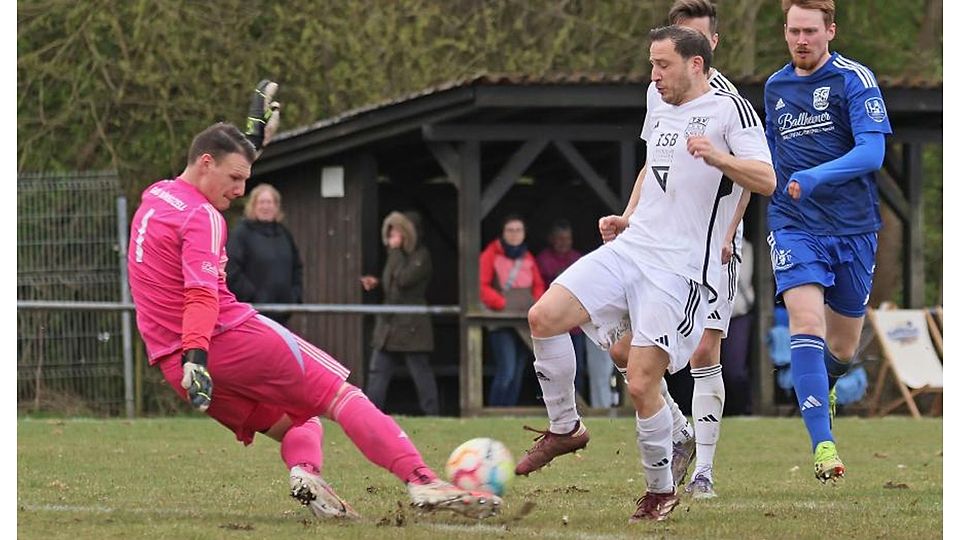 Klärungsversuch: Torwart Noah Louis Thömmes (links) von der SG Bad König/Zell ist in dieser Szene zur Stelle. Doch das Schlusslicht der Fußball-Kreisoberliga Dieburg/Odenwald musste sich am Ende gegen Spitzenreiter TSV Höchst (Mitte Kevin Seiler) klar geschlagen geben.
