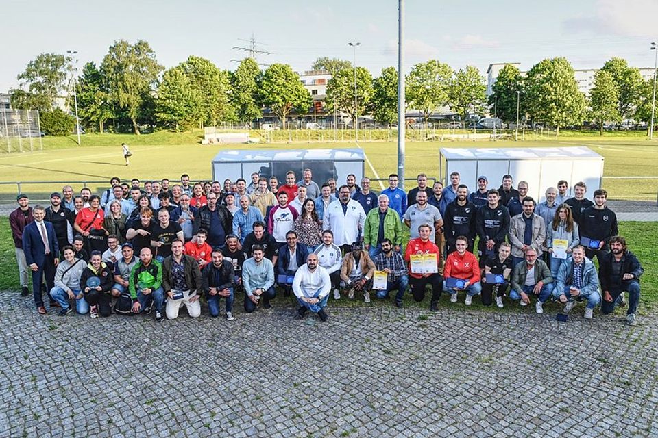 Die Geehrten bei der Meister- und Pokalsiegerfeier2022 des HFV und LOTTO Hamburg.