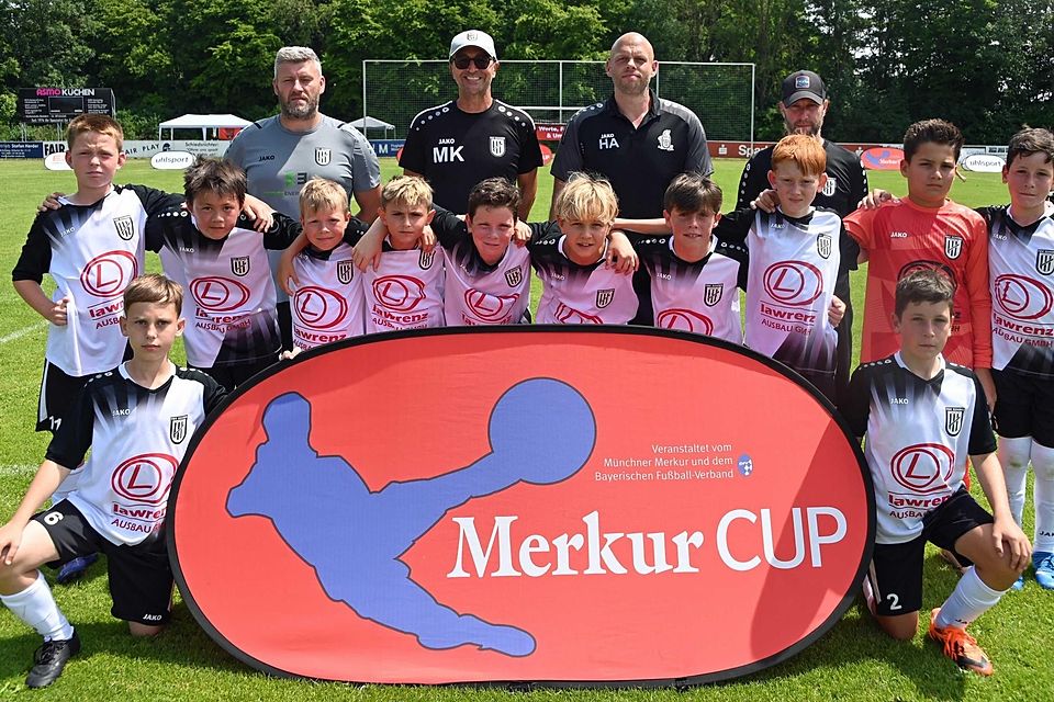 Können stolz auf ihre Saison sein: die E-Junioren des TSV Eching mit (hinten, v. l.) ihren Trainern Alexander Felsner, Martin Klawunn, Hendrik Anders und Stefan Hartl, (Mitte, v. l.) Leon Hiebl, Daniel Hauser, Manuel Klötzig, Elias Kersten, Felix Hartl, Pius Klawunn, Leopold Schöffler, Rafael Felsner, Malik Lovic und Emil Hartl sowie (kniend, v. l.) Mats Anders und Nepomuk Hartl. Können stolz auf ihre Saison sein: die E-Junioren des TSV Eching mit (hinten, v. l.) ihren Trainern Alexander Felsner, Martin Klawunn, Hendrik Anders und Stefan Hartl, (Mitte, v. l.) Leon Hiebl, Daniel Hauser, Manuel Klötzig, Elias Kersten, Felix Hartl, Pius Klawunn, Leopold Schöffler, Rafael Felsner, Malik Lovic und Emil Hartl sowie (kniend, v. l.) Mats Anders und Nepomuk Hartl.
