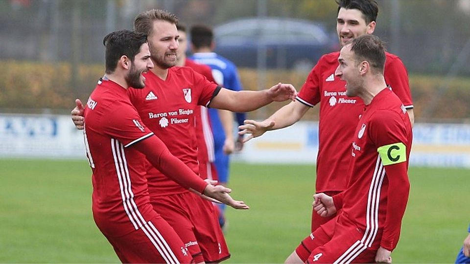 Haben in dieser Saison häufig Grund zum Jubel: die Binger Verbandsliga-Kicker (von links) Baris Yakut, Sascha Kraft, Axel Neumann und Kapitän Enes Sovtic.	Foto: Edgar Daudistel